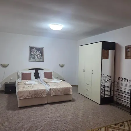 בית אירוח маунтин лодж פמפורובו